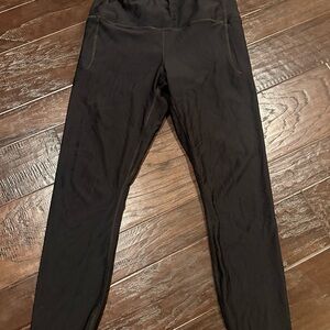 ✨ 2 pairs Under Armour black 7/8 length leggings. With pockets!